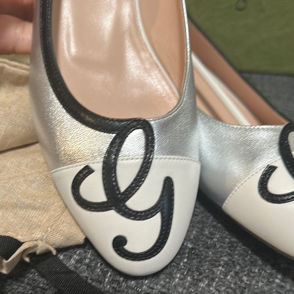 Gucci Black and White Flats with Elegant Design - Picture 8 of 8